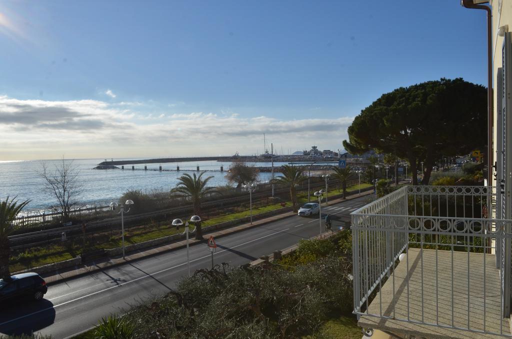 Residence Villa Carmen Fronte Mare A 50 Mt ピエトラ・リーグレ エクステリア 写真