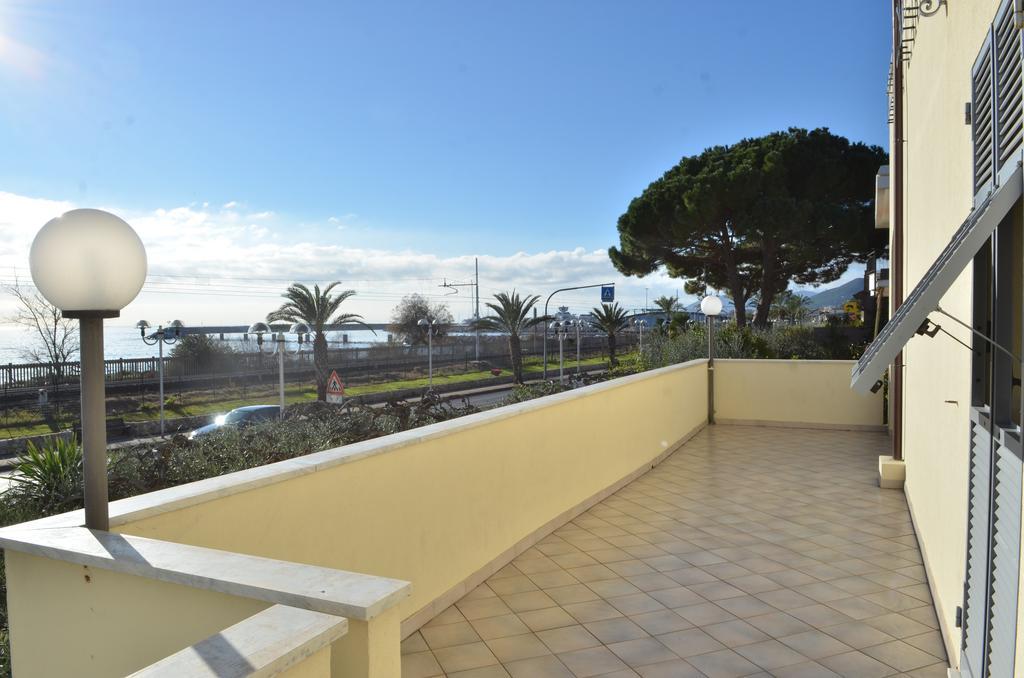 Residence Villa Carmen Fronte Mare A 50 Mt ピエトラ・リーグレ エクステリア 写真