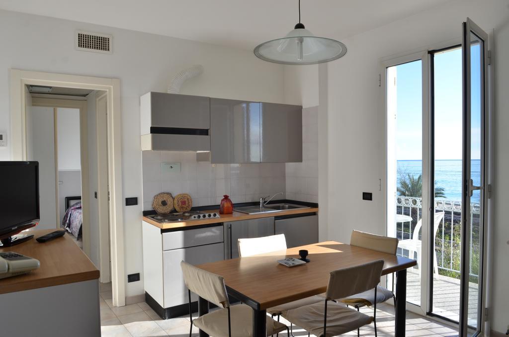 Residence Villa Carmen Fronte Mare A 50 Mt ピエトラ・リーグレ エクステリア 写真